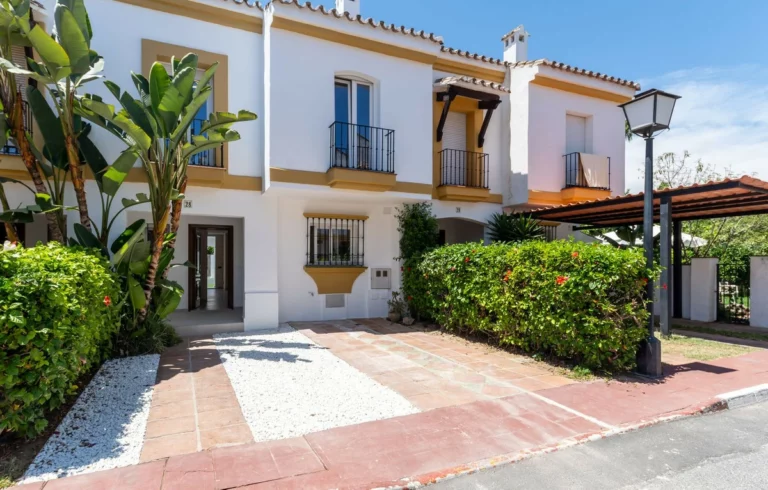 R5123062 | Townhouse in Estepona – 4 beds, 4 baths