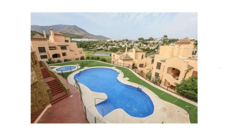 R5195284 | Penthouse in Estepona – 2 beds, 2 baths