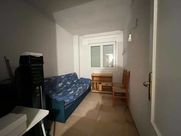 R5219836 | Middle Floor Apartment in Estepona – 3 beds, 1 baths