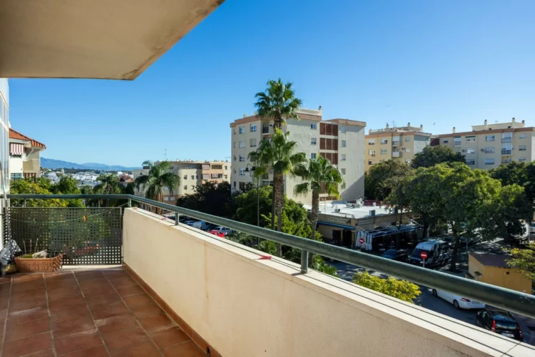 R5228632 | Middle Floor Apartment in Estepona – 3 beds, 3 baths