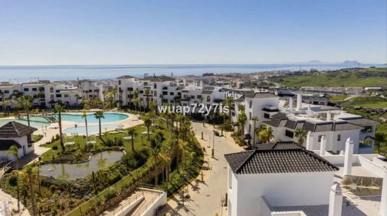 R5080138 | Middle Floor Apartment in Estepona – 3 beds, 2.5 baths