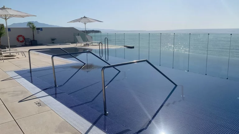 R4893388 | Top Floor Apartment in Estepona – 2 beds, 1 baths