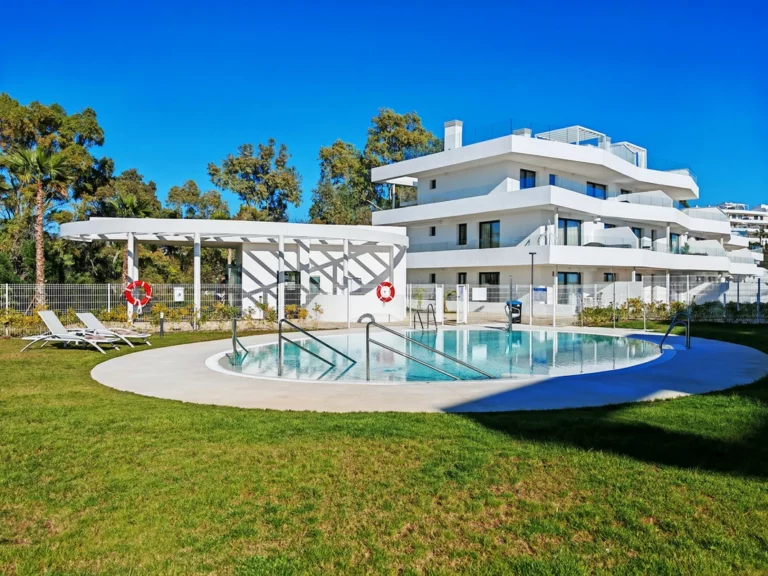 R5127526 | Middle Floor Apartment in Estepona – 2 beds, 2 baths