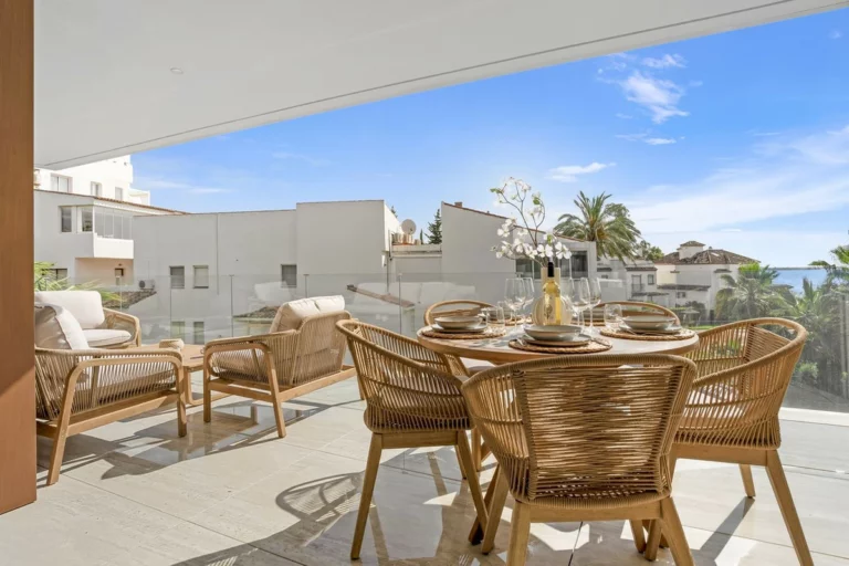 R5044681 | Middle Floor Apartment in Estepona – 2 beds, 2 baths