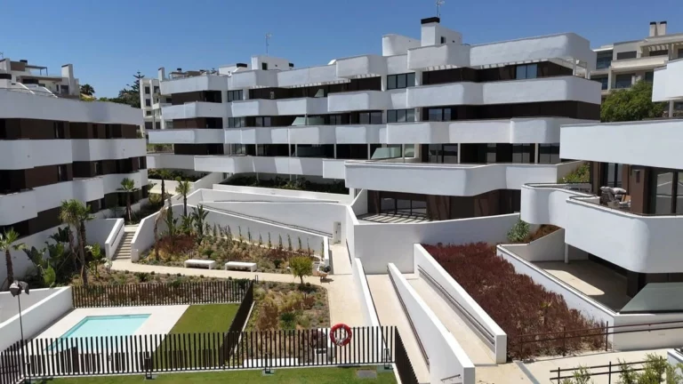 R5112466 | Middle Floor Apartment in Estepona – 2 beds, 2 baths