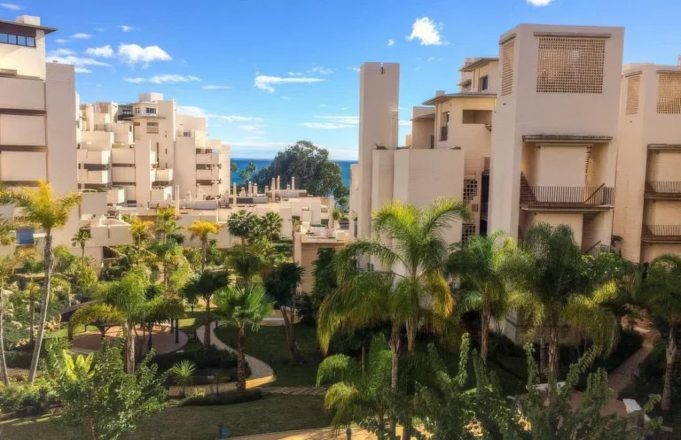 R5231170 | Middle Floor Apartment in Estepona – 2 beds, 2 baths