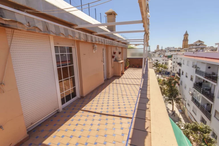 R5073265 | Top Floor Apartment in Estepona – 3 beds, 2 baths
