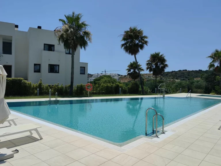 R5111299 | Middle Floor Apartment in Estepona – 3 beds, 2 baths