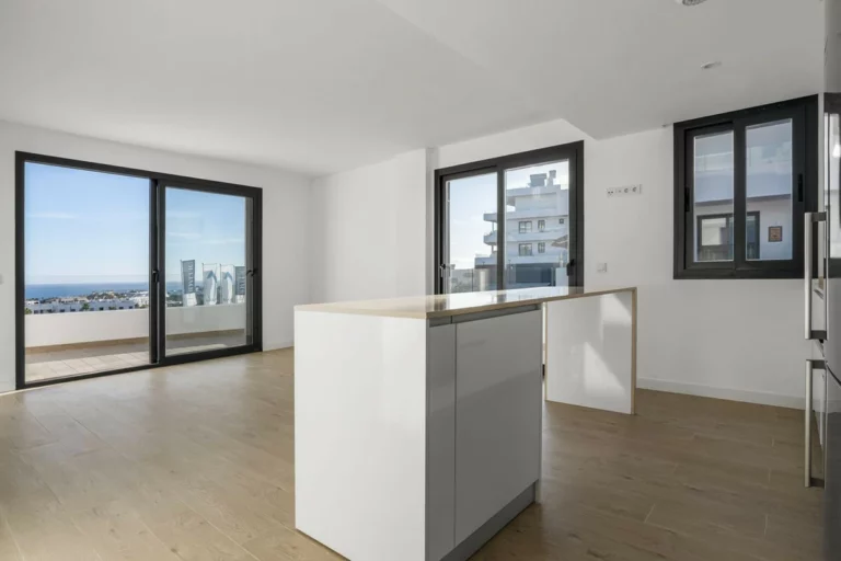 R5217565 | Middle Floor Apartment in Estepona – 3 beds, 2 baths