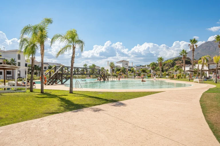 R5037163 | Middle Floor Apartment in Estepona – 2 beds, 2 baths