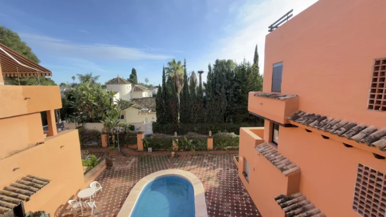 R5229748 | Middle Floor Apartment in Estepona – 2 beds, 2 baths