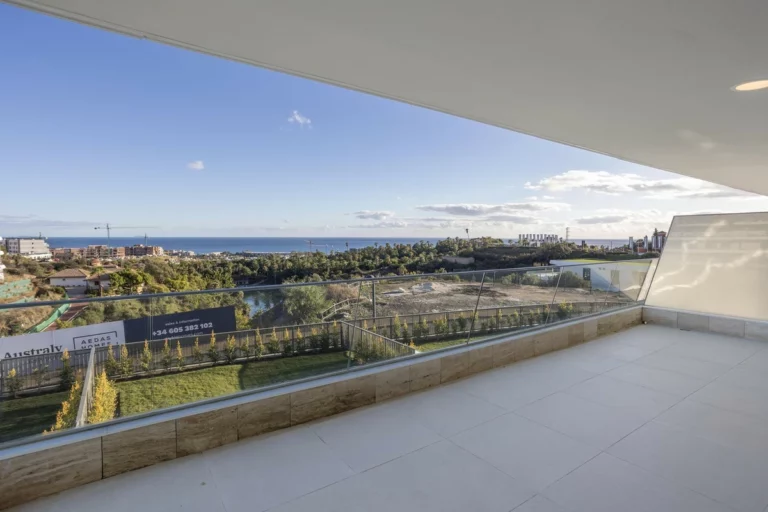 R5256754 | Middle Floor Apartment in Estepona – 2 beds, 2 baths