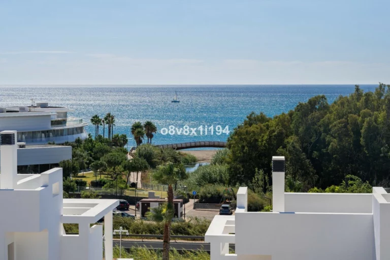 R5244028 | Penthouse in Estepona – 2 beds, 2 baths