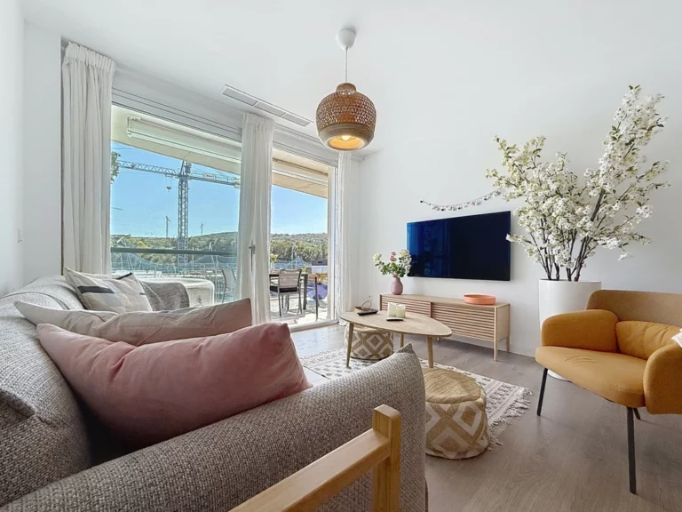 R5255308 | Middle Floor Apartment in Estepona – 3 beds, 2 baths