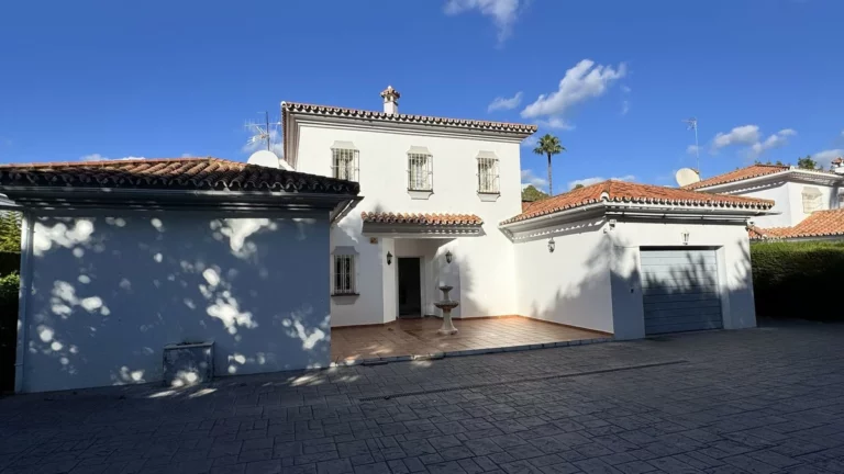 R5232184 | Detached Villa in El Paraiso – 4 beds, 4 baths
