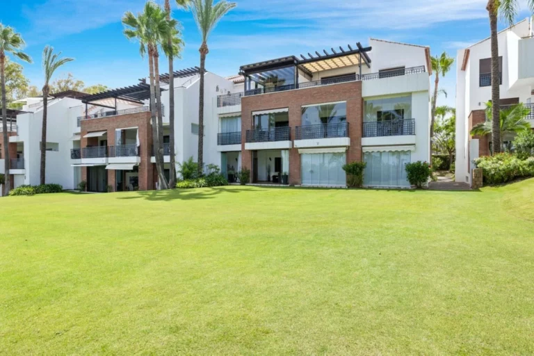 R5253025 | Middle Floor Apartment in Estepona – 3 beds, 3 baths