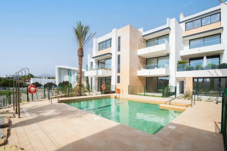 R4926391 | Penthouse in Estepona – 2 beds, 2 baths