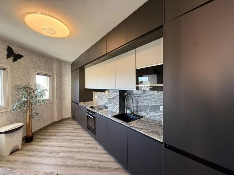 R5236099 | Middle Floor Apartment in Estepona – 3 beds, 3 baths