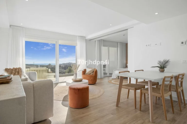 R5257021 | Middle Floor Apartment in Estepona – 2 beds, 2 baths