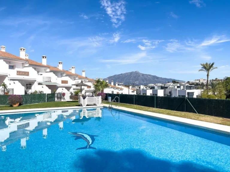 R5253502 | Townhouse in Estepona – 3 beds, 3 baths