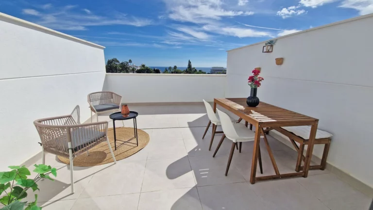 R5218075 | Middle Floor Apartment in Estepona – 3 beds, 2 baths