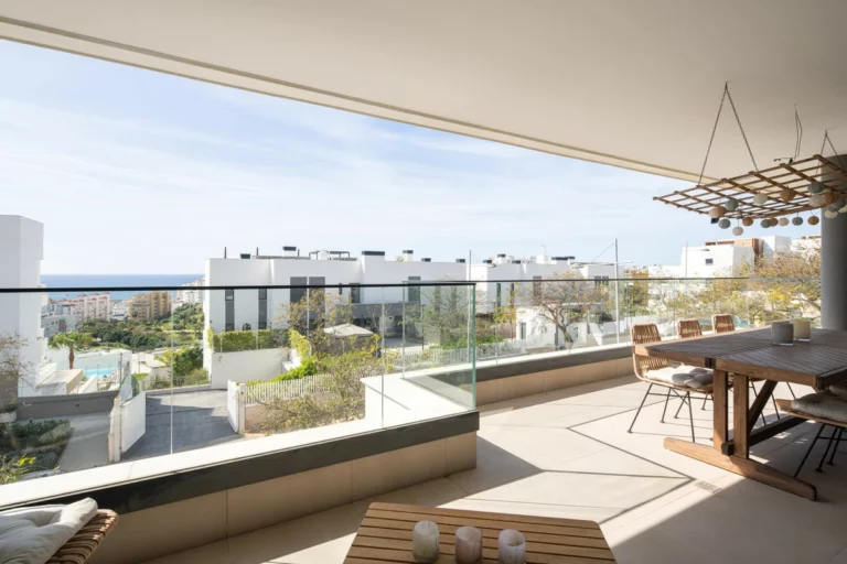 R5236264 | Middle Floor Apartment in Estepona – 4 beds, 2.5 baths