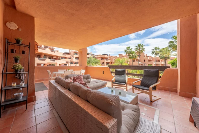 R5035324 | Middle Floor Apartment in Estepona – 2 beds, 2 baths