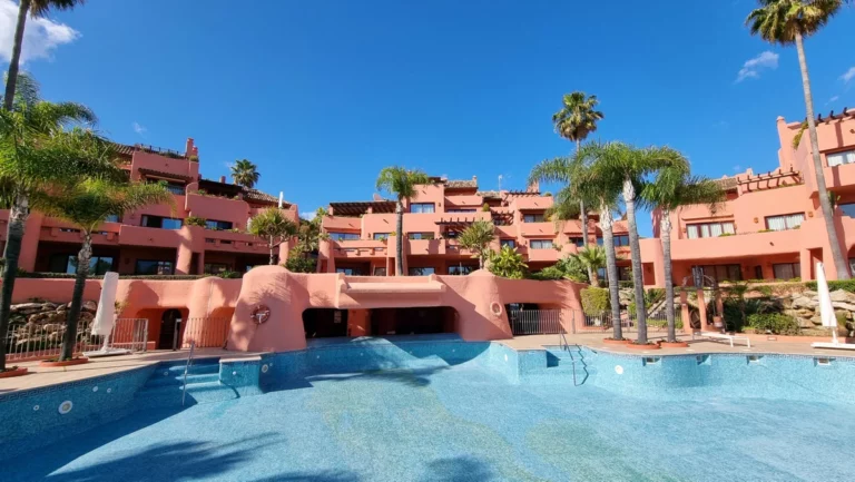 R5220190 | Middle Floor Apartment in Estepona – 2 beds, 2 baths