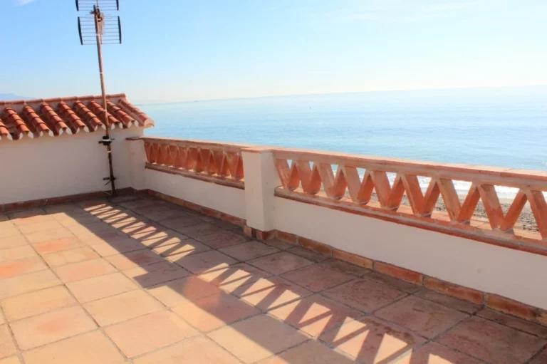 R3038075 | Detached Villa in Estepona – 5 beds, 6 baths