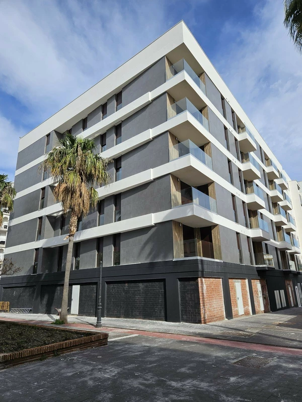 R5180005 | Middle Floor Apartment in Estepona – 2 beds, 1 baths