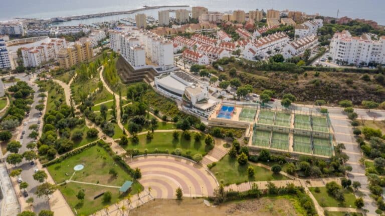 Der Stadtrat wird sechs städtische Parks mit einer neuen, effizienteren und nachhaltigen Beleuchtung ausstatten.