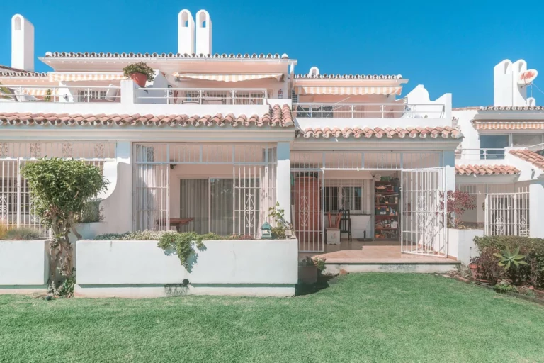 R5233546 | Ground Floor Apartment in Estepona – 2 beds, 2 baths