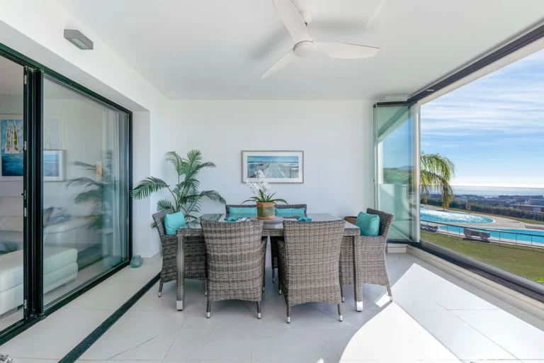 R5229001 | Middle Floor Apartment in Estepona – 4 beds, 3 baths