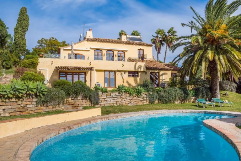 R5256793 | Detached Villa in Estepona – 5 beds, 3 baths