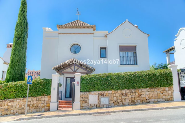R5137927 | Detached Villa in Estepona – 3 beds, 3.5 baths
