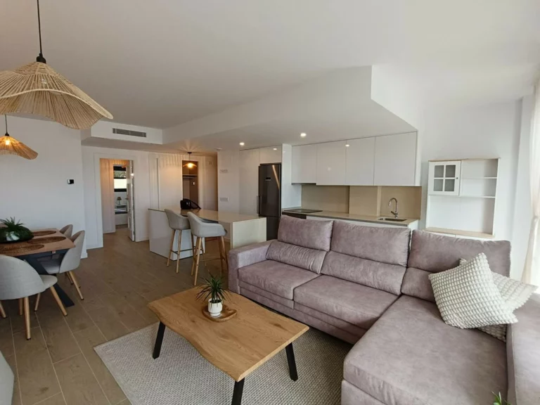 R4967974 | Middle Floor Apartment in Estepona – 3 beds, 2 baths