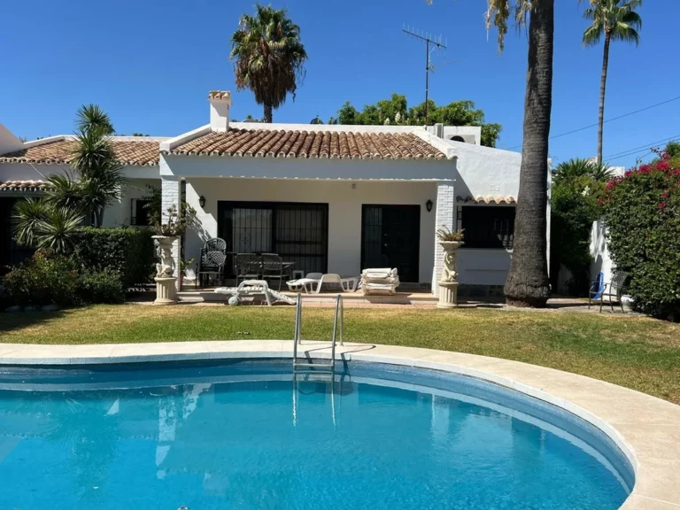 R5145994 | Detached Villa in Estepona – 4 beds, 2 baths