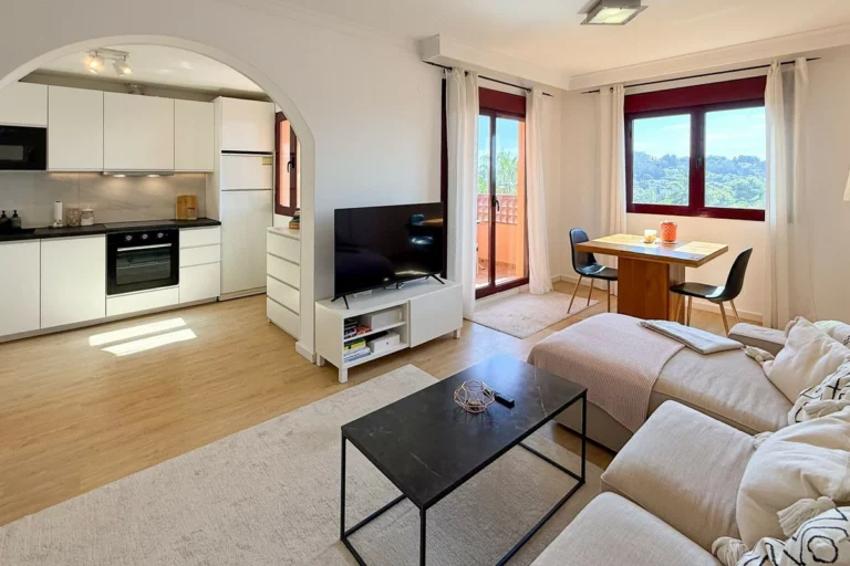 R5161393 | Top Floor Apartment in El Paraiso – 1 beds, 1 baths