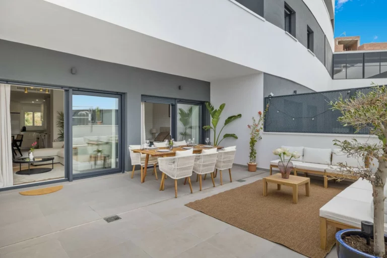 R5064985 | Middle Floor Apartment in Estepona – 2 beds, 1 baths