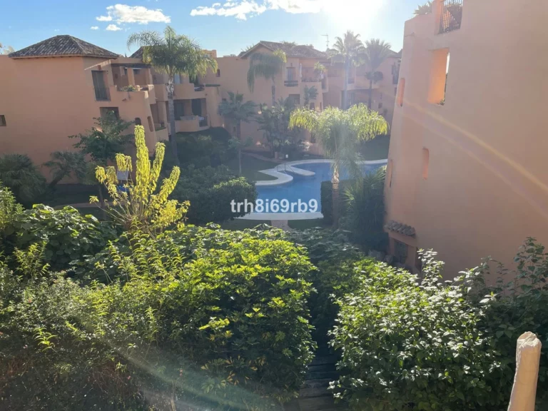 R5253244 | Middle Floor Apartment in Bel Air – 2 beds, 2 baths