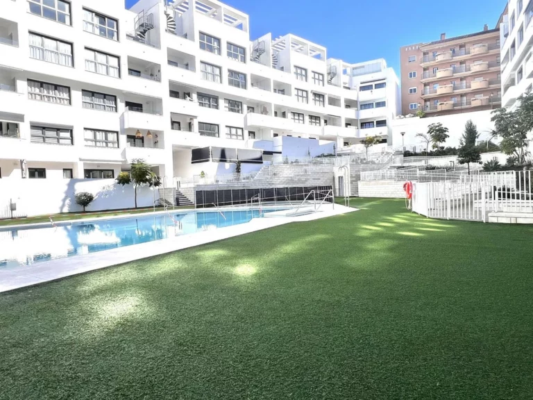 R5266237 | Middle Floor Apartment in Estepona – 4 beds, 2 baths
