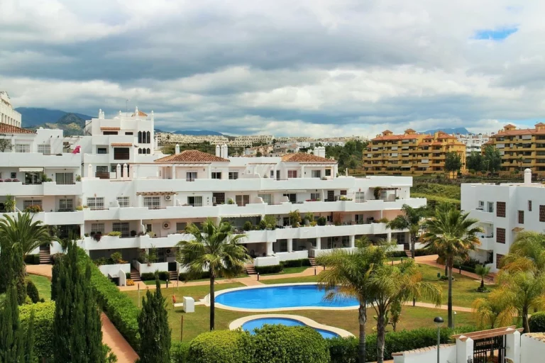 R5167615 | Middle Floor Apartment in Estepona – 3 beds, 2 baths