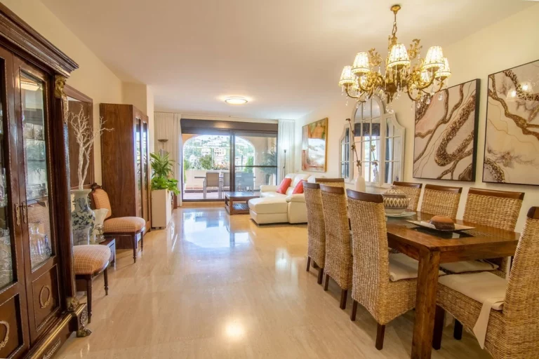 R4994335 | Middle Floor Apartment in Estepona – 3 beds, 2 baths