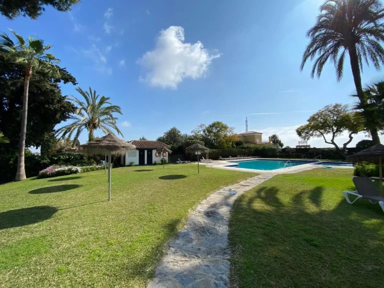 R5196955 | Middle Floor Apartment in Estepona – 2 beds, 2 baths