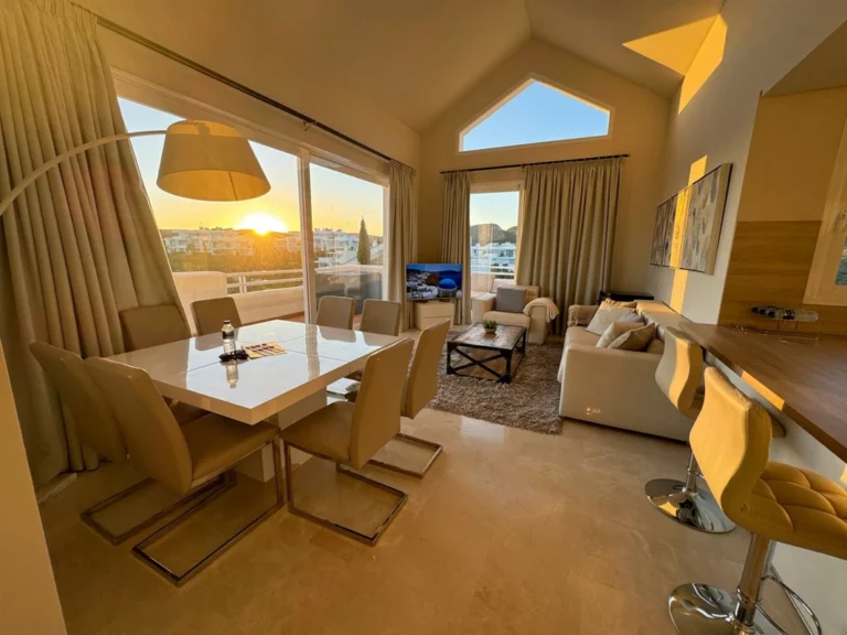 R5274193 | Penthouse in Estepona – 2 beds, 2 baths