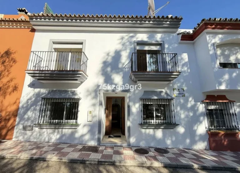 R5274736 | Townhouse in Estepona – 4 beds, 3 baths