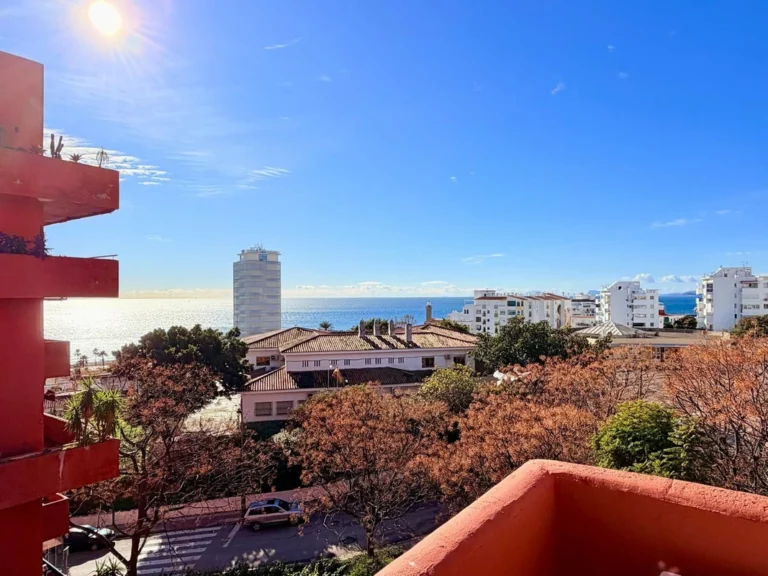 R5265931 | Middle Floor Apartment in Estepona – 2 beds, 1 baths