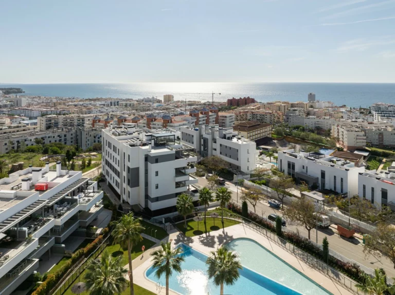 R5236264 | Middle Floor Apartment in Estepona – 4 beds, 2.5 baths