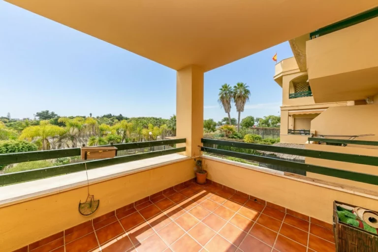 R5293051 | Middle Floor Apartment in Estepona – 2 beds, 2 baths