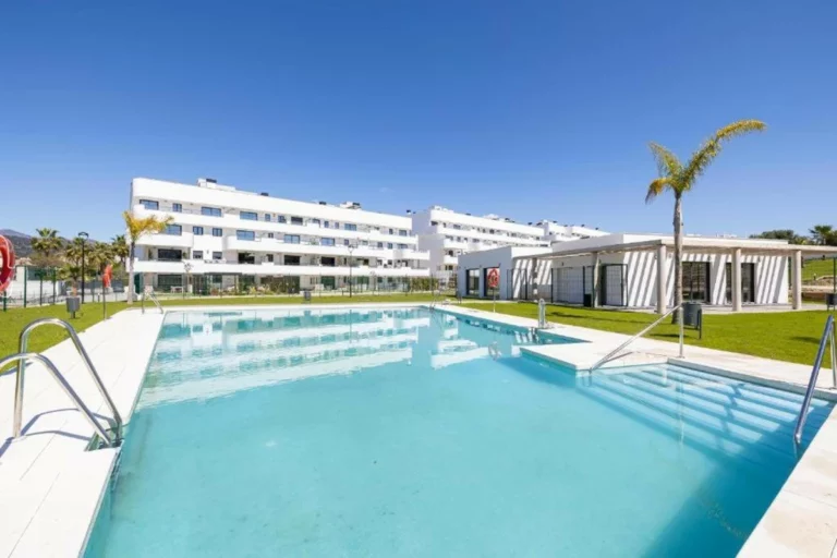 R5244367 | Ground Floor Apartment in Estepona – 2 beds, 2 baths